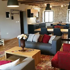 Isobel Apartman